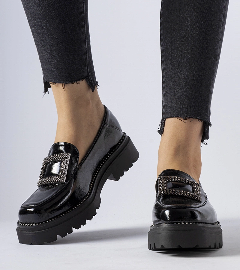 Čierne lakované mokasíny s kubickým zirkónom Clarks.