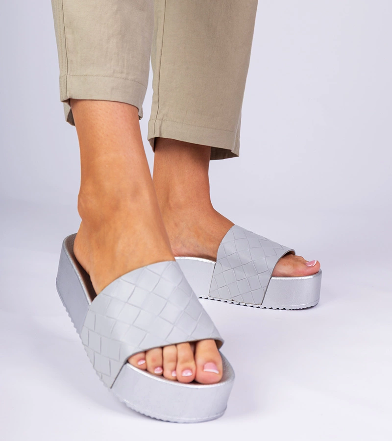 Sivé šľapky s reliéfom Kelisa