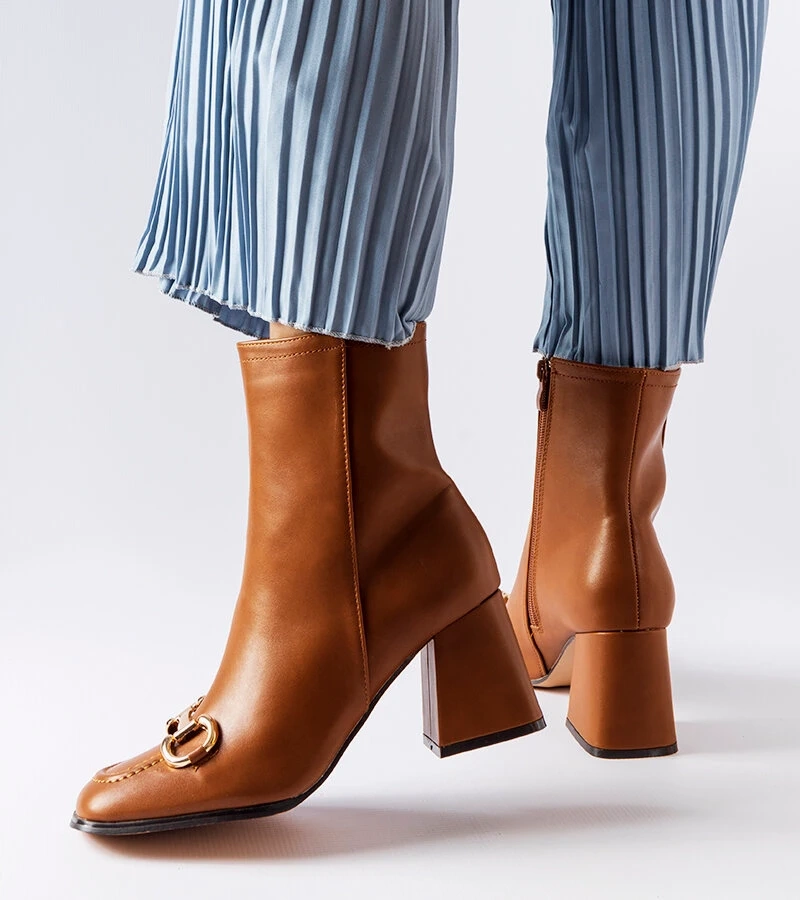 Hnedé čižmy na podpätku od Castione