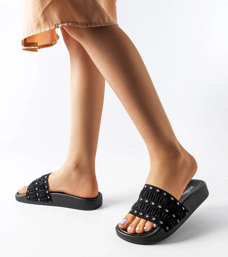 Čierne žabky zdobené záhybom Ernest