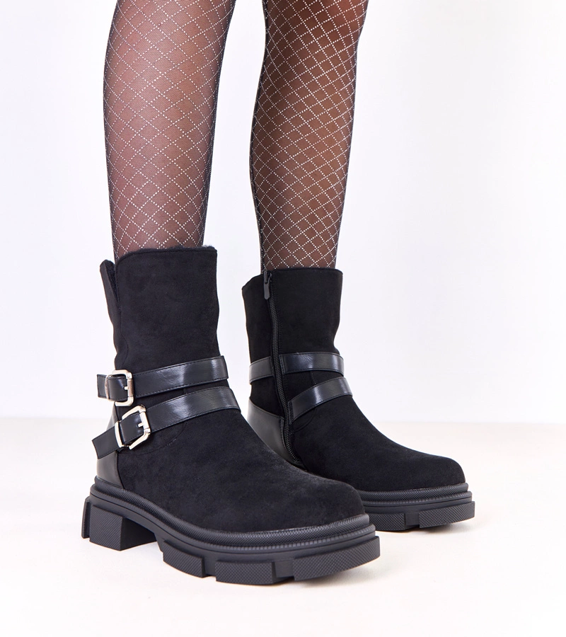 Čierne zateplené členkové topánky zdobené prackami Lulisa