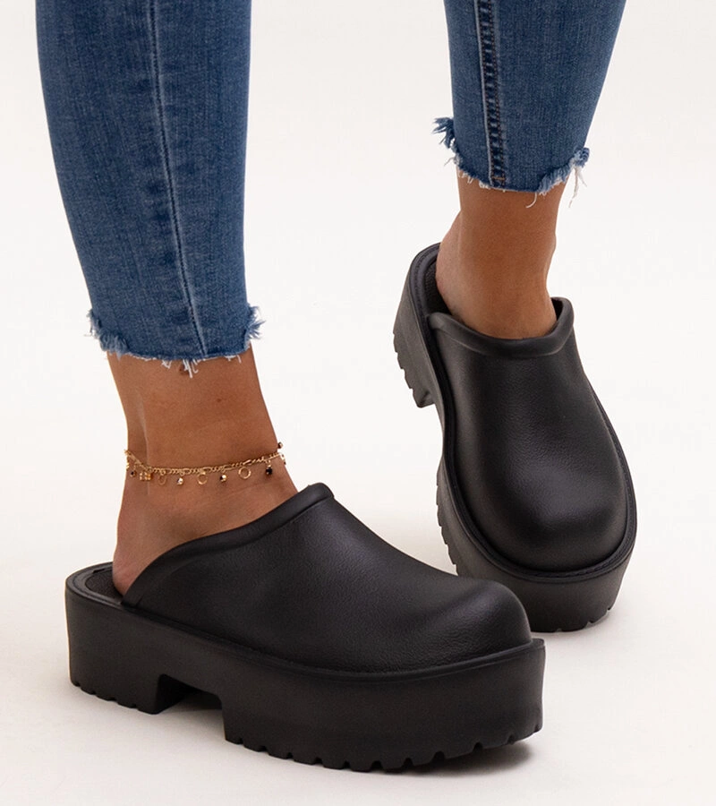 Čierne žabky na masívnej podrážke Hussa