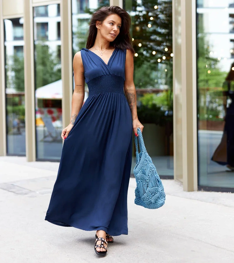 Petrona tmavomodré maxi šaty so záhybmi