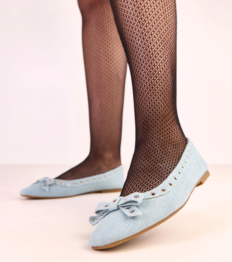 Džínsové balerínky s ozdobnými očkami a mašličkou Baisa