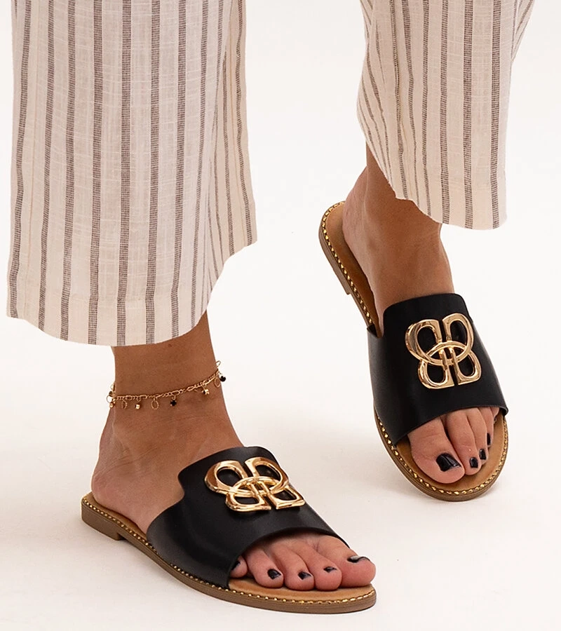 Čierne šľapky zdobené sponkou Perkin