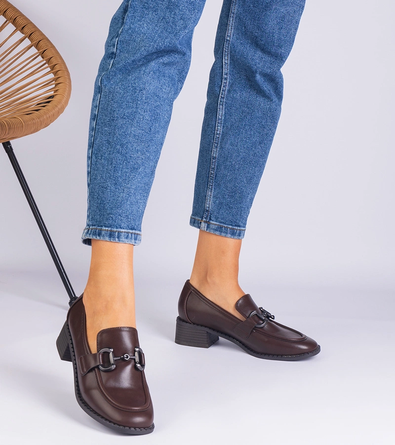 Hnedé dámske poltopánky na podpätku s metalickou ozdobou Sopolino