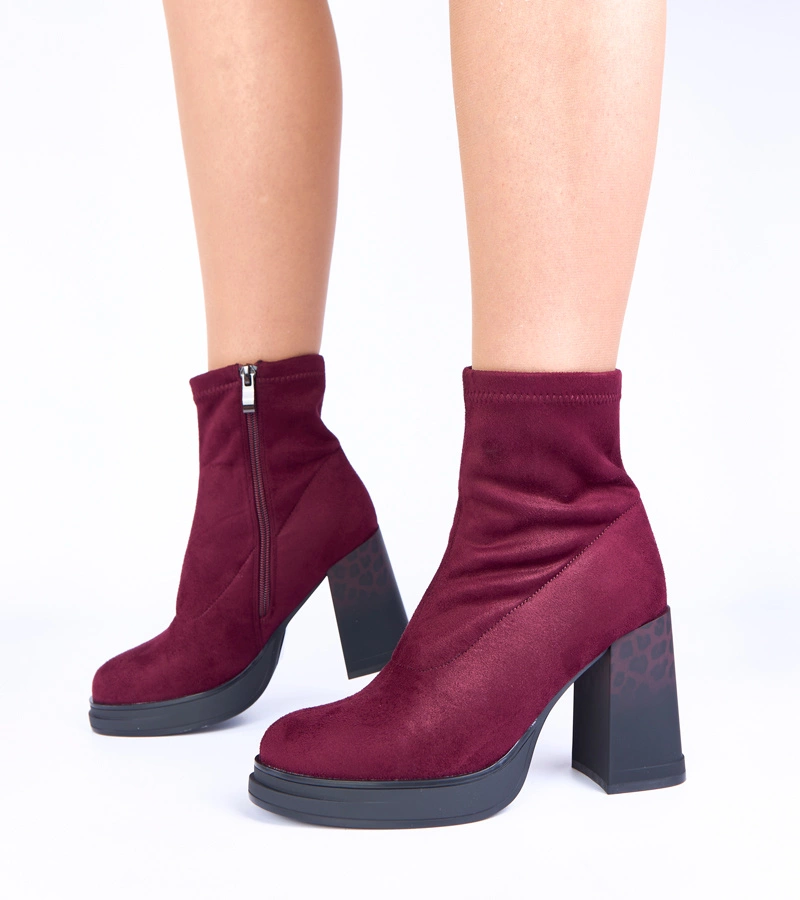 Fialové členkové čižmy na podpätku zdobenom leopardím vzorom Delora