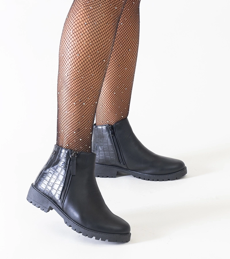 Čierne boty s motívom krokodílej kože z eko kože Mifsada.