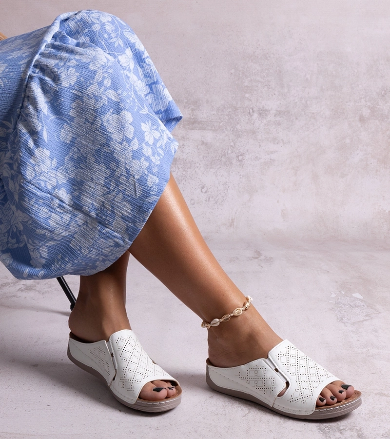 Biela perforované šľapky Marouna