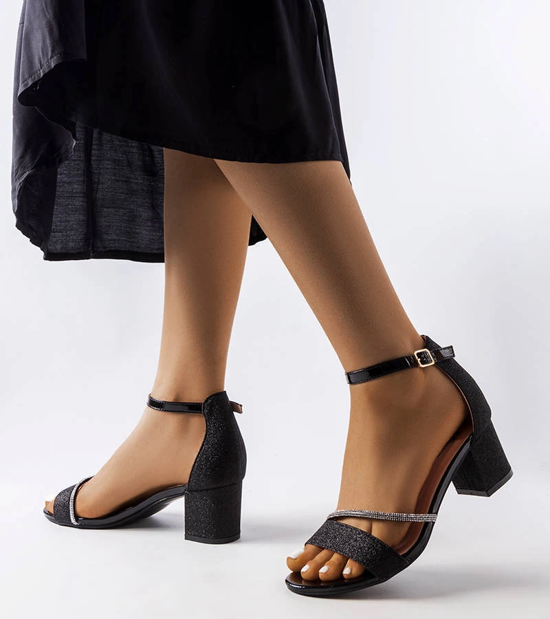 Lesklé čierne sandále Lidia na podpätku