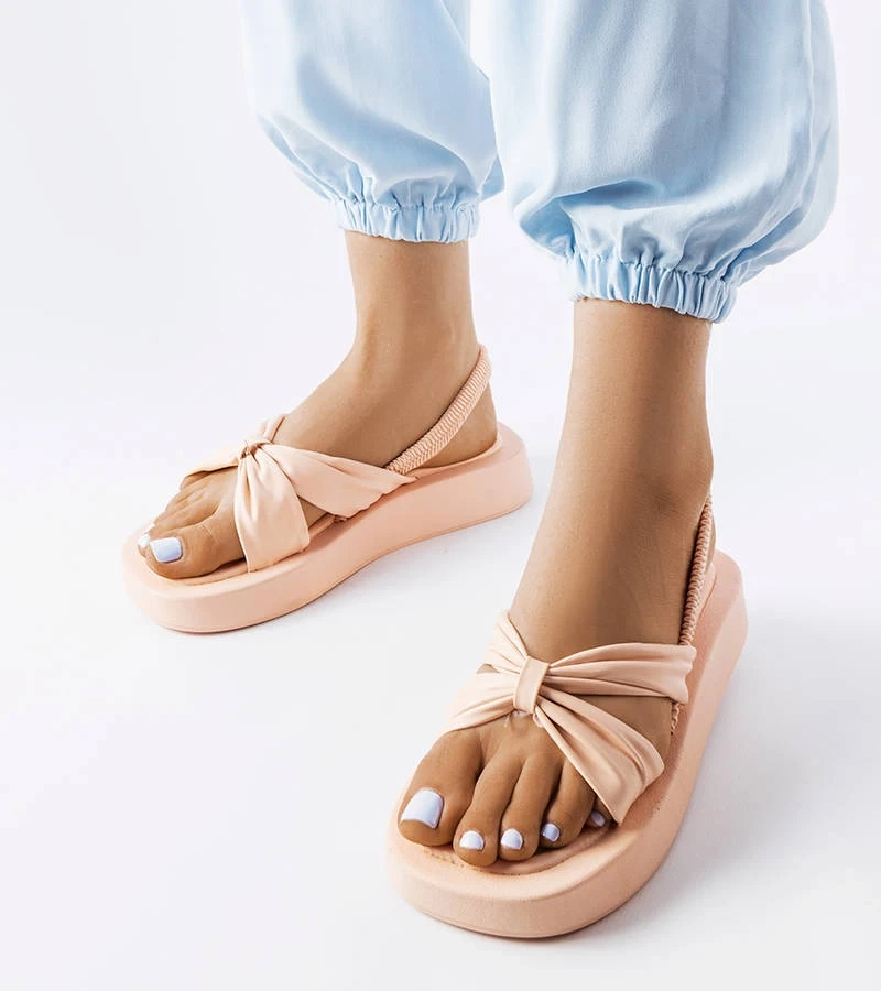 Montagna béžové sandále na platforme