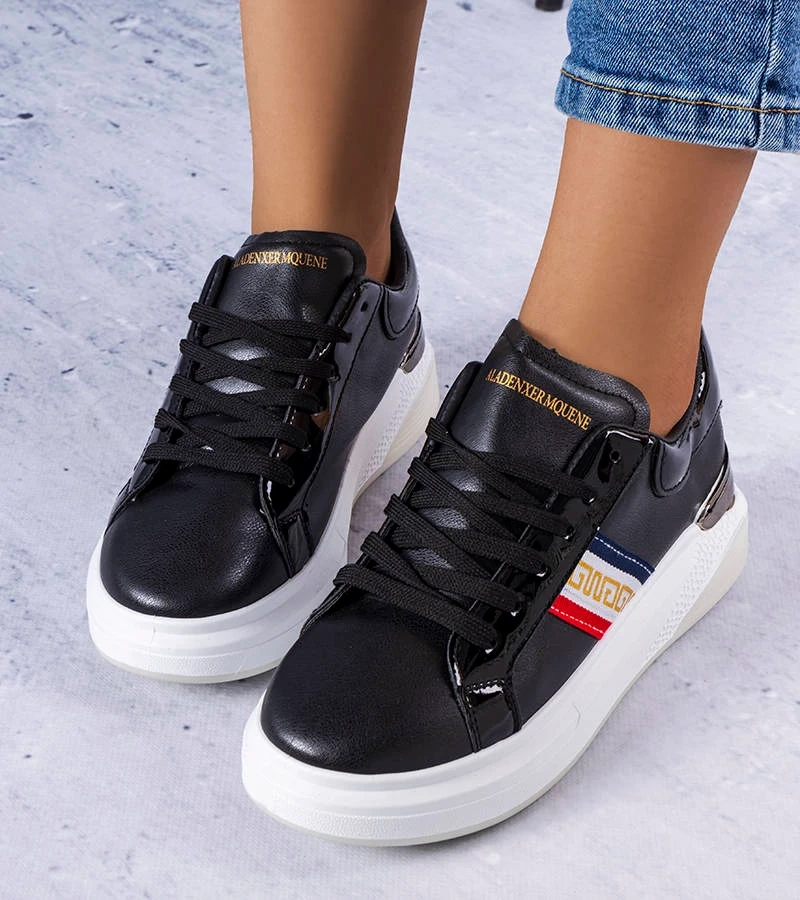 Čierne topánky s lakovanými vložkami Annot