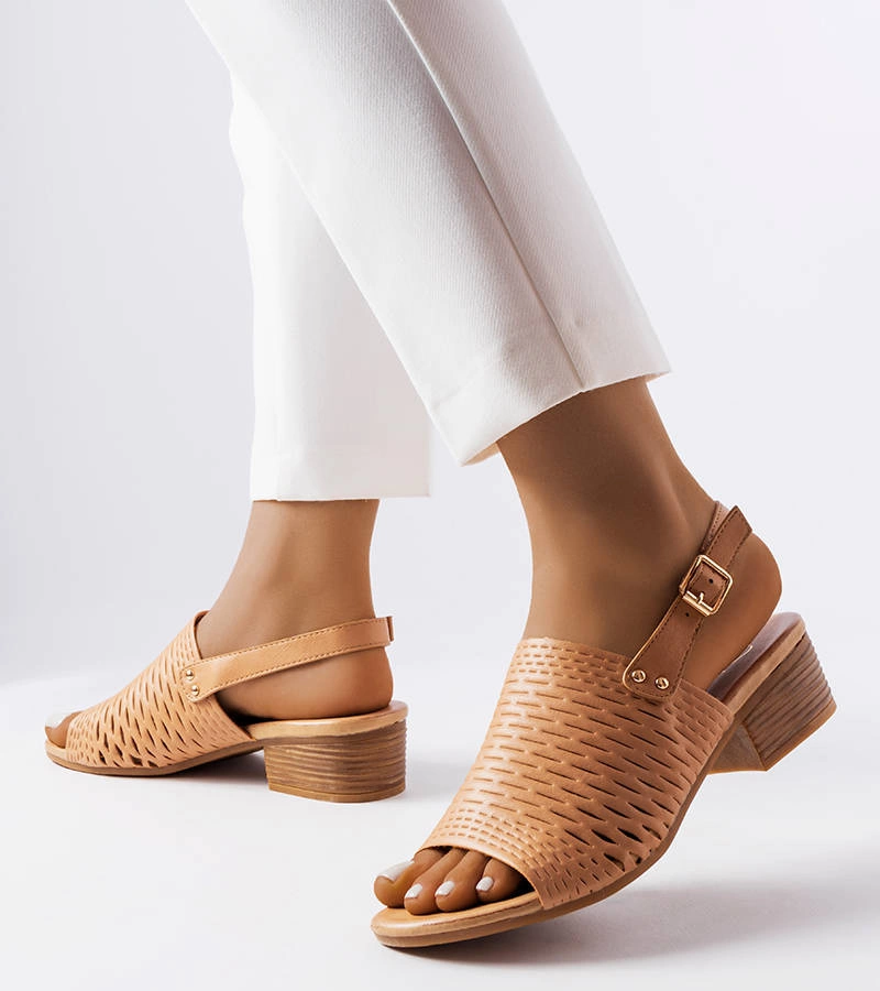 Púštne hnedé sandále na nízkom podpätku