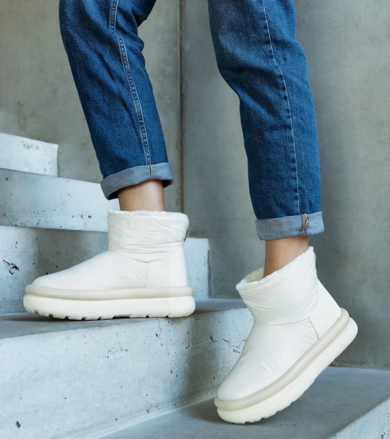 Bežové teplé snehule na platforme Cores.