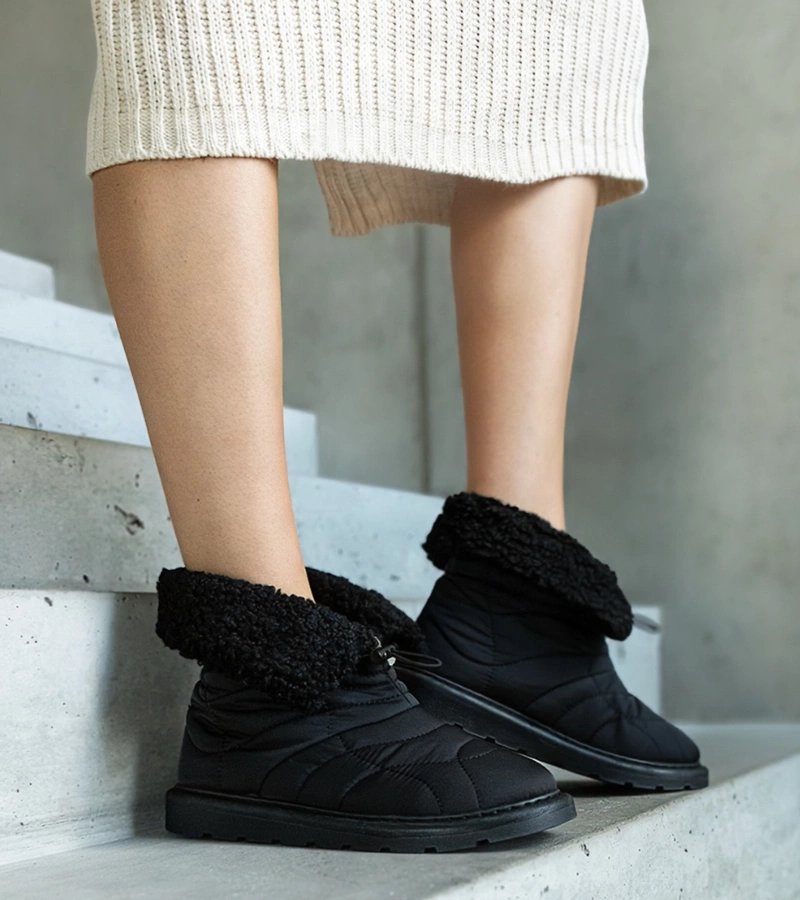 Čierne zateplené snehule so sťahovacou šnúrkou Caellita.