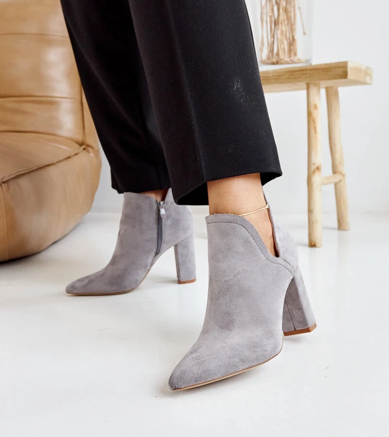 Sivé asymetrické čižmy na stĺpiku Taylana