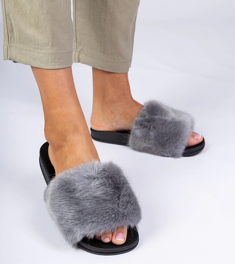 Sivé šľapky s kožušinou Manny