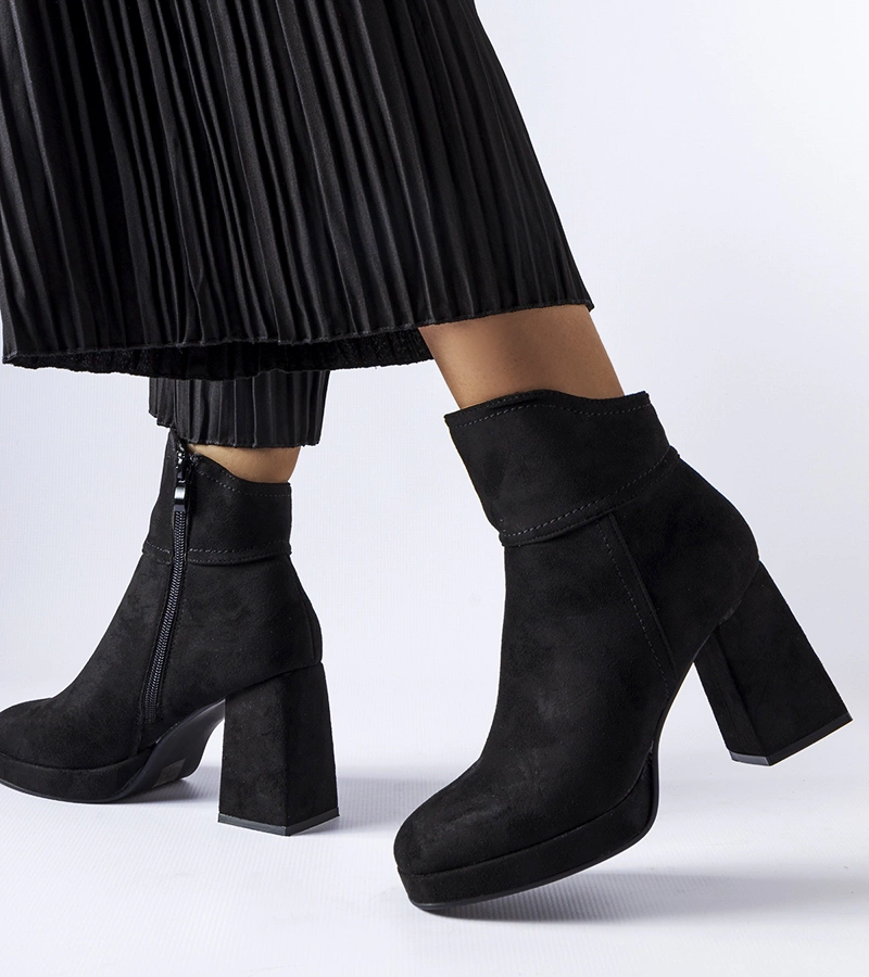 Čierne topánky na masívnom príspevku Itaf