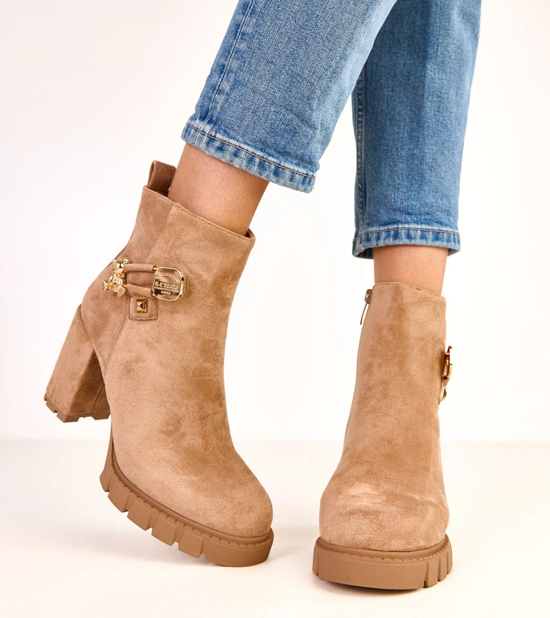 Hnedé členkové čižmy na opätku zdobené zlatým medvedíkom Naste