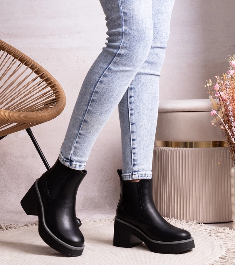 Čierne podpätkové čižmy Lidea