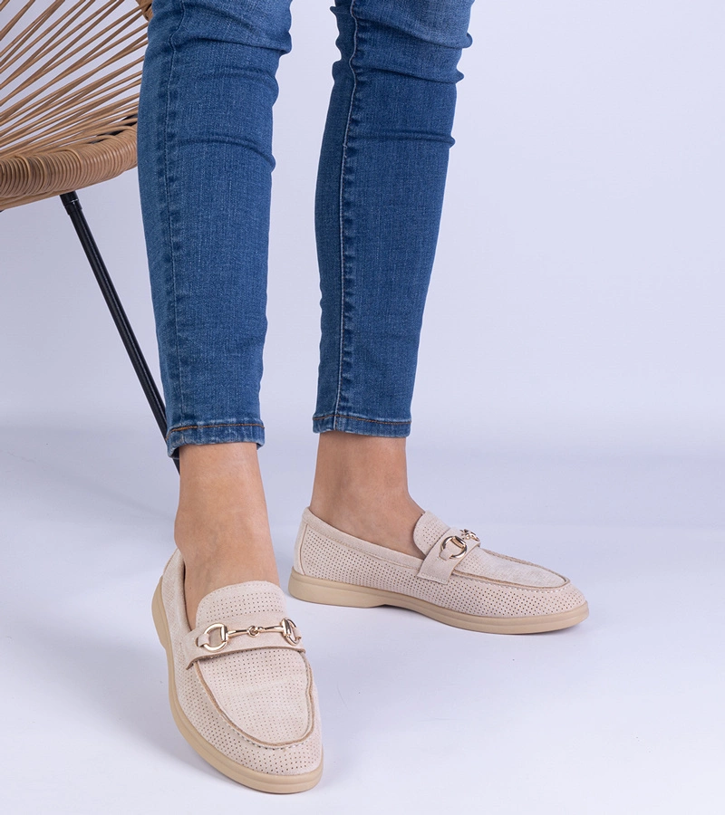 Béžové mokasíny z eko-semišu s perforáciou so zlatou ozdobou Marusso