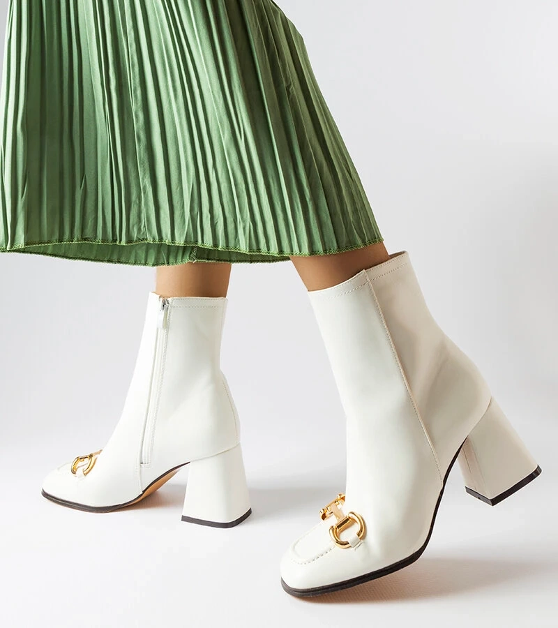 Biele čižmy Castione na podpätku