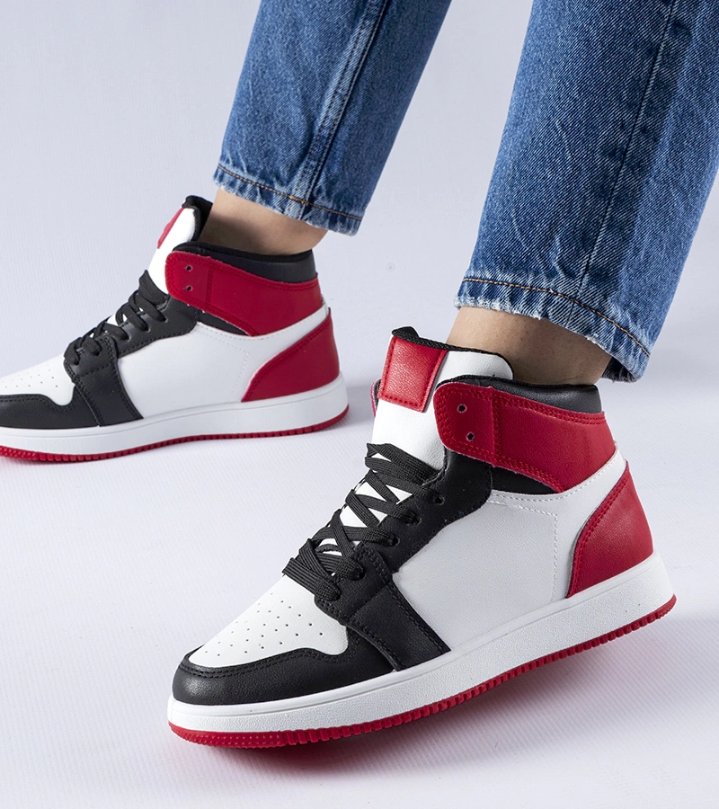 Čierno-červené tenisky nad členok Eulalie