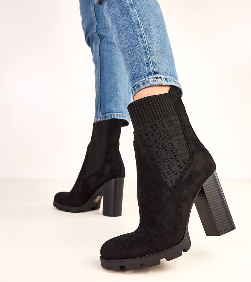 Čierne členkové topánky na podpätku s elastickou vložkou Vesira