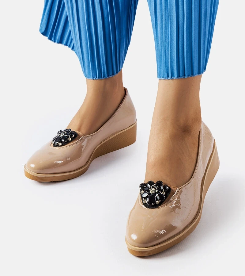 Béžové lakované balerínky so zdobením Mellori