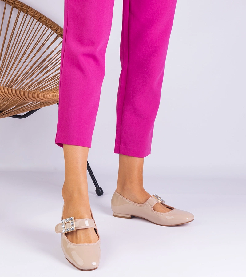 Béžové lakované balerínky zdobené prackou Furseda