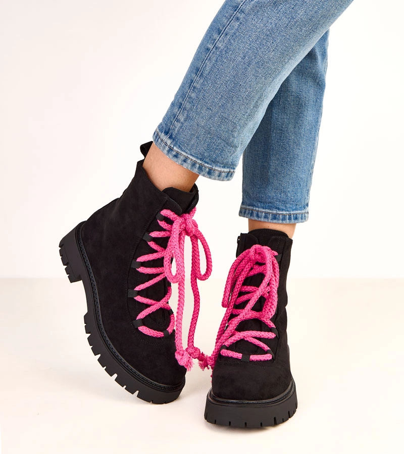 Čierne členkové topánky s ozdobnou ružovou šnúrkou Gabria