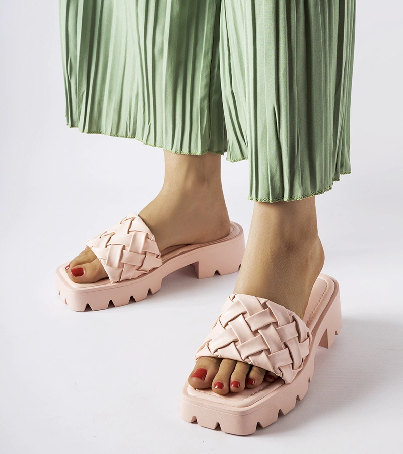 Ružové žabky na traktorovej podrážke od Lory