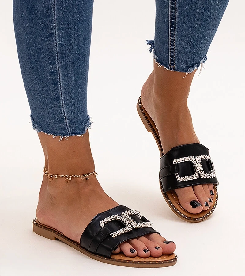 Čierne šľapky s ozdobnou sponou od Rochaela