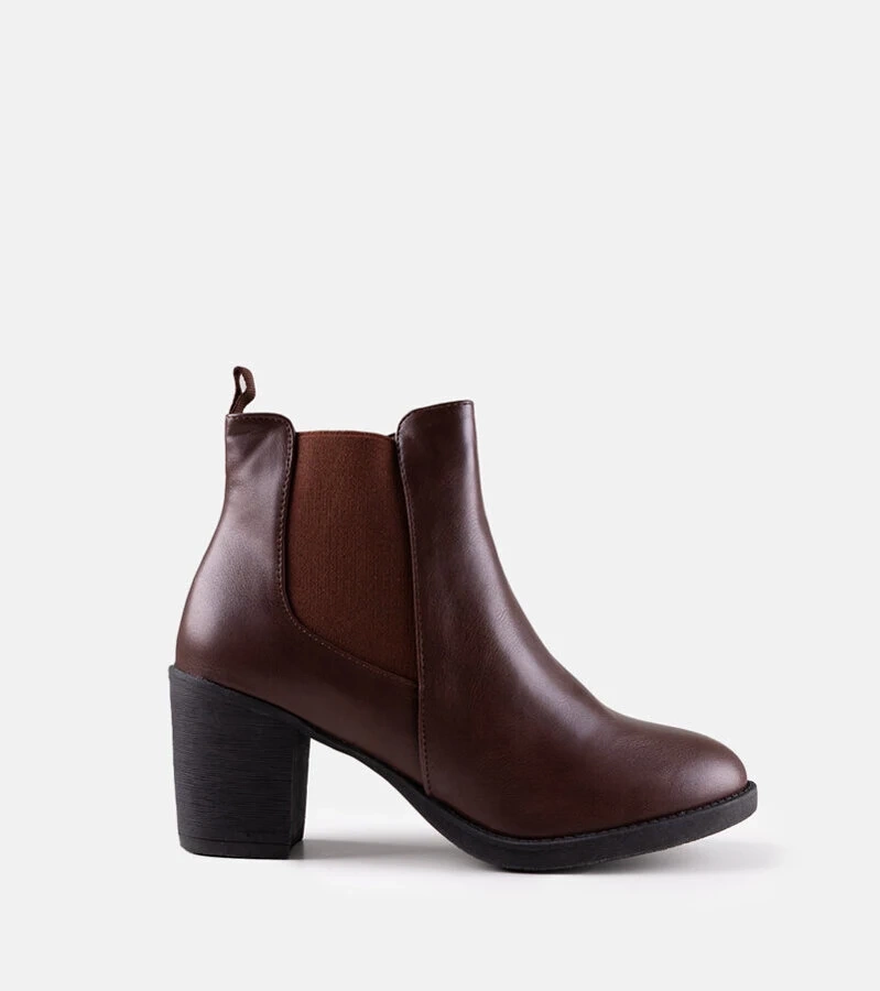 Hnedé čižmy na stĺpiku Classy