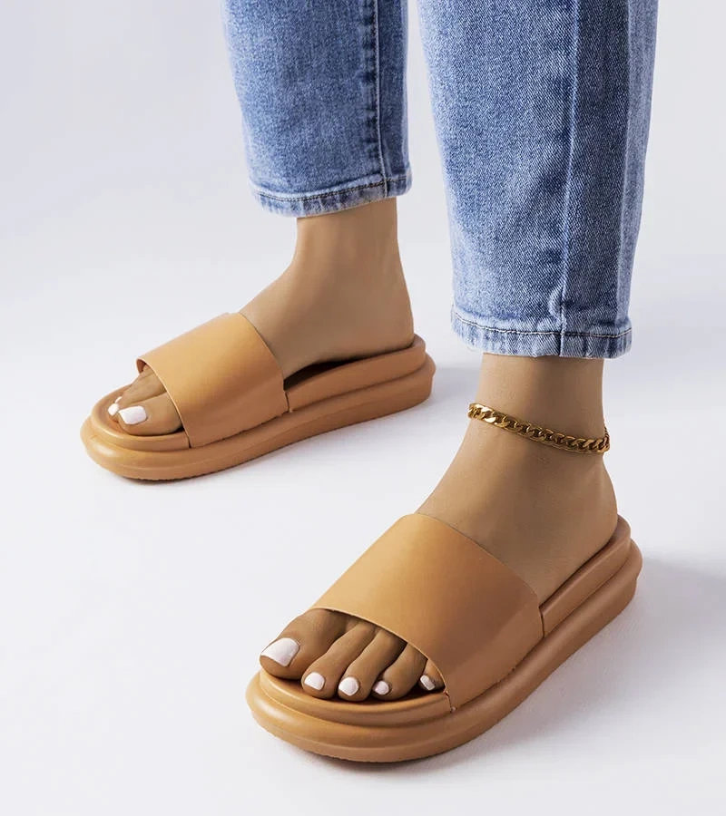 Hnedé žabky na platforme Paquette