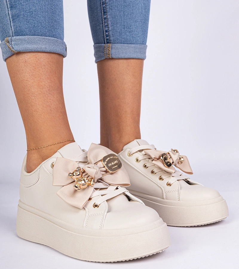 Béžové tenisky zdobené mašľou a zlatým medvedíkom Karinka