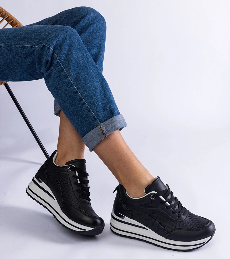 Čierne tenisky na platforme zdobené trblietkami a metalickou vsadkou Ursula