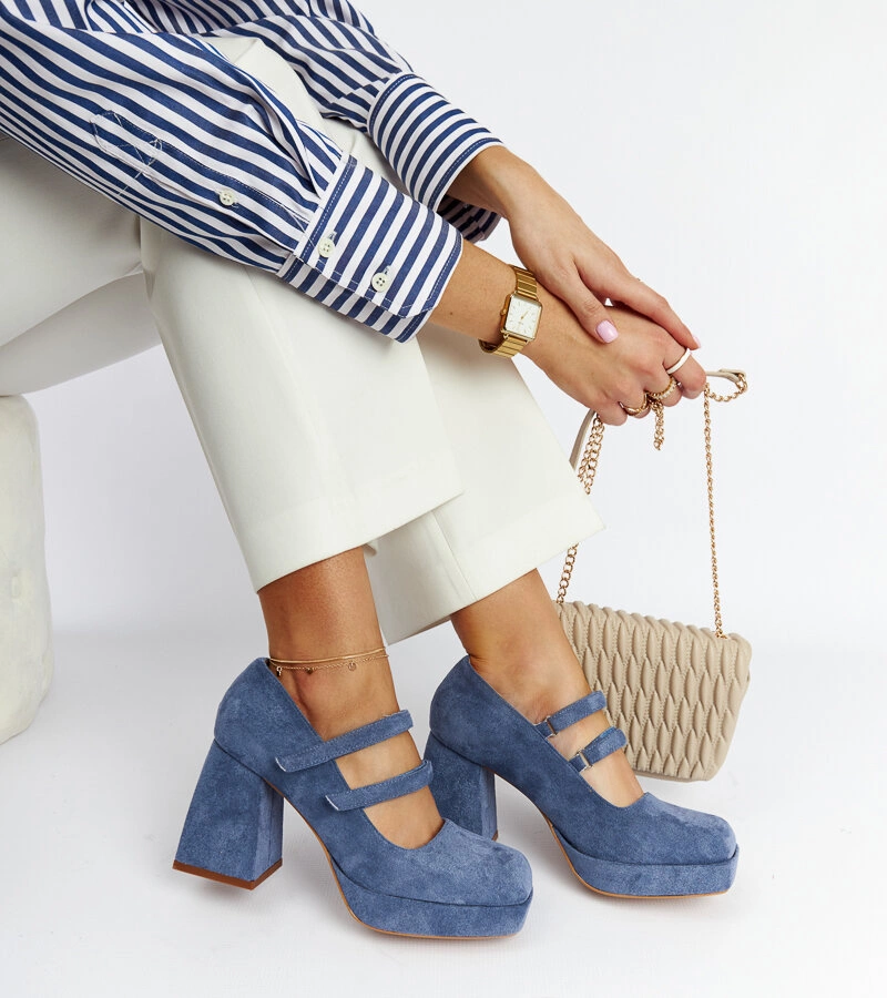 Modré čižmy na mohutnom stĺpe Cher