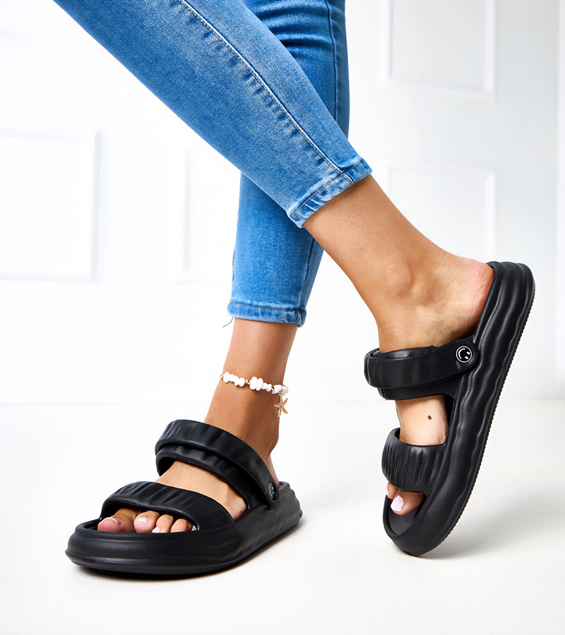 Čierne penové sandále s gombíkovým zberom Coreia