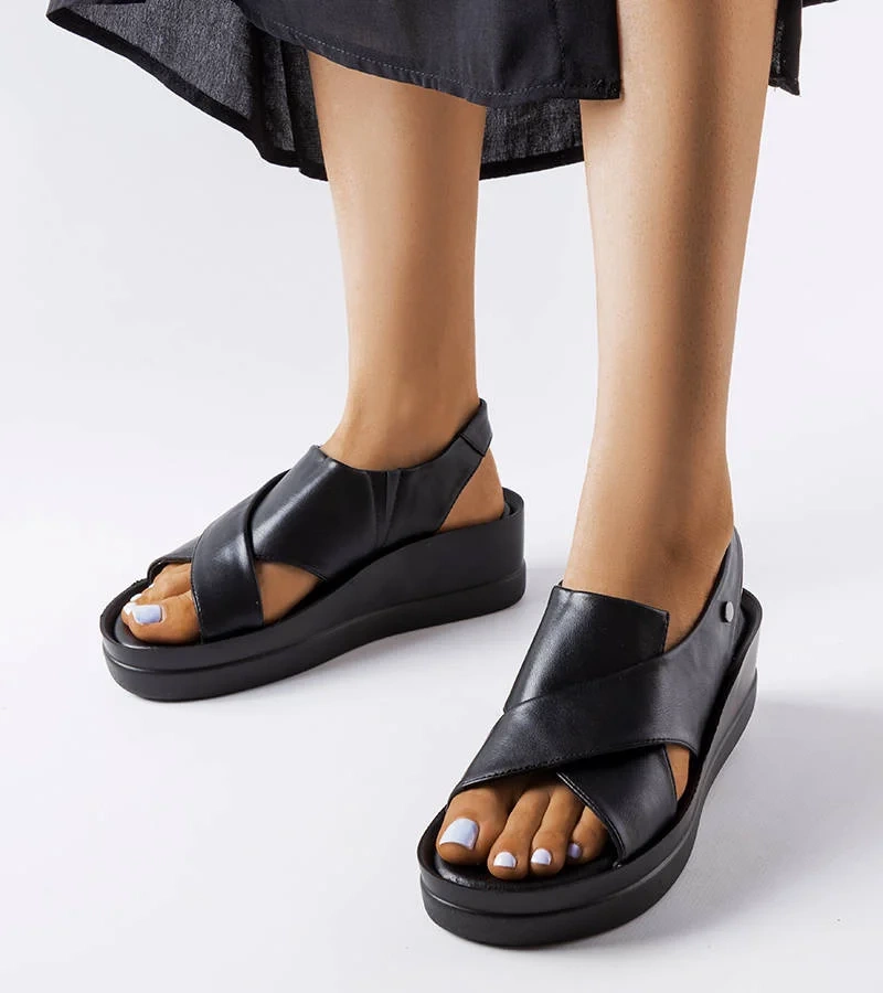 Čierne sandále Adelina na nízkom podpätku