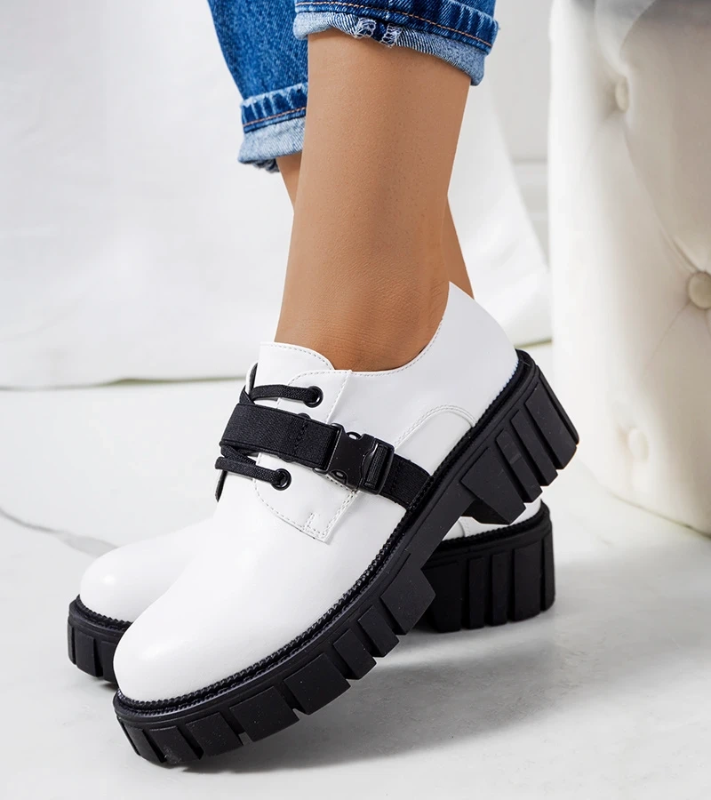 Biele poltopánky na traktorovej podrážke od spoločnosti Marike