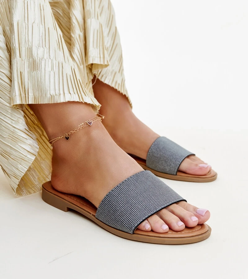 Čierne lesklé šľapky Anilsa