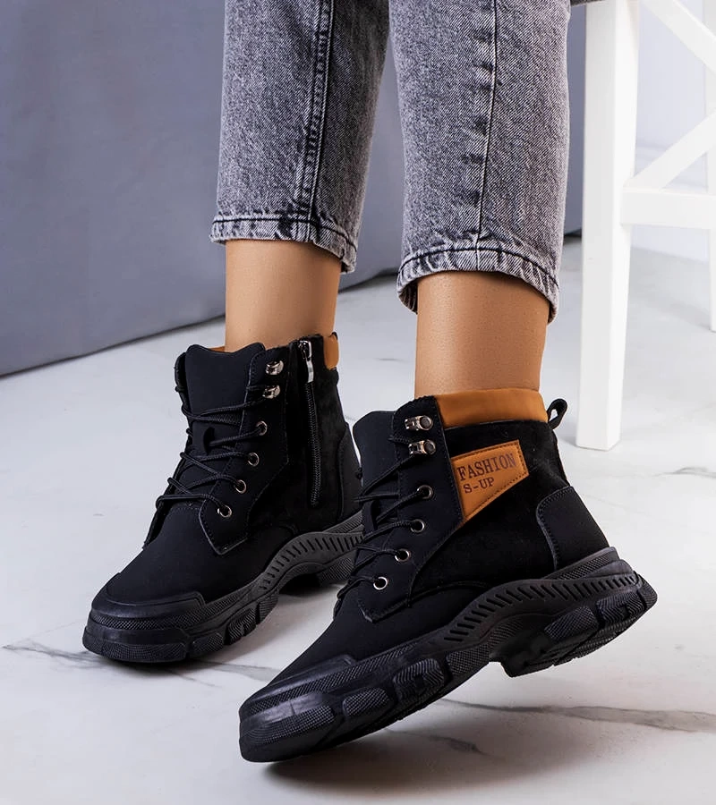 Čierna izolovaná botki Fordla