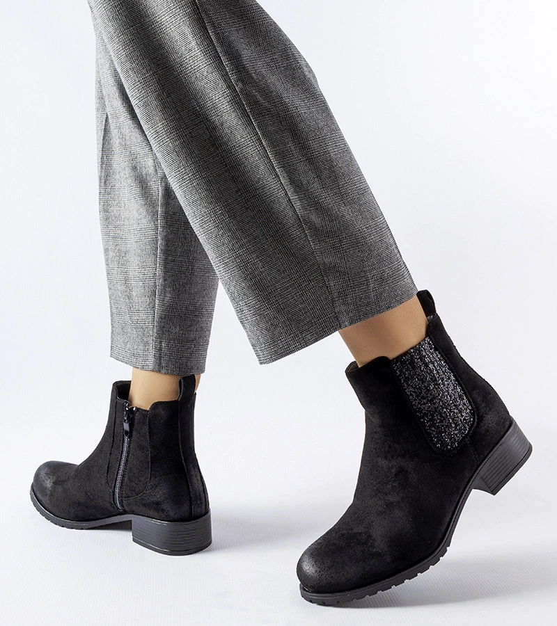 Čierne ploché čižmy s ozdobnou vložkou Arnoux