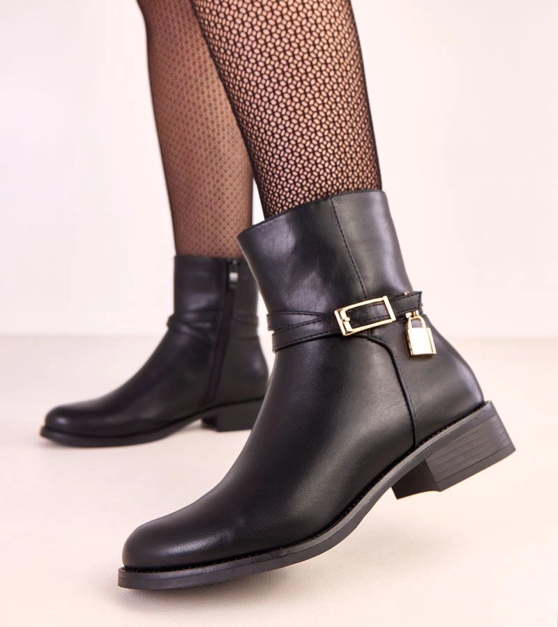 Čierne členkové topánky s prackou a zámkom Zema