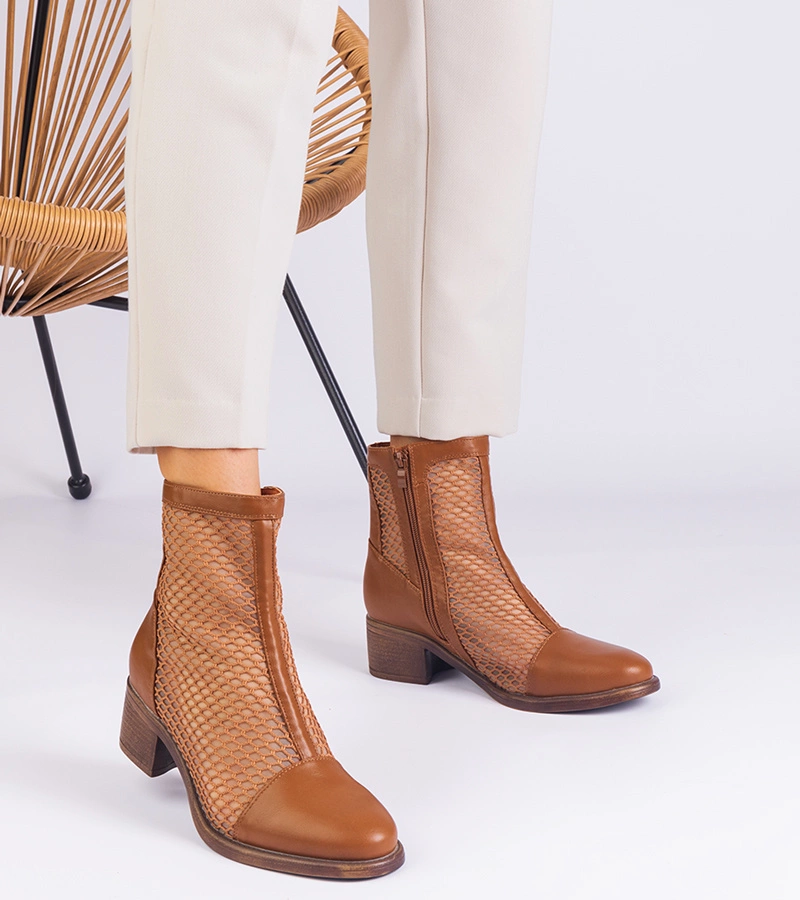 Hnedé sieťované členkové topánky na podpätku Melarka