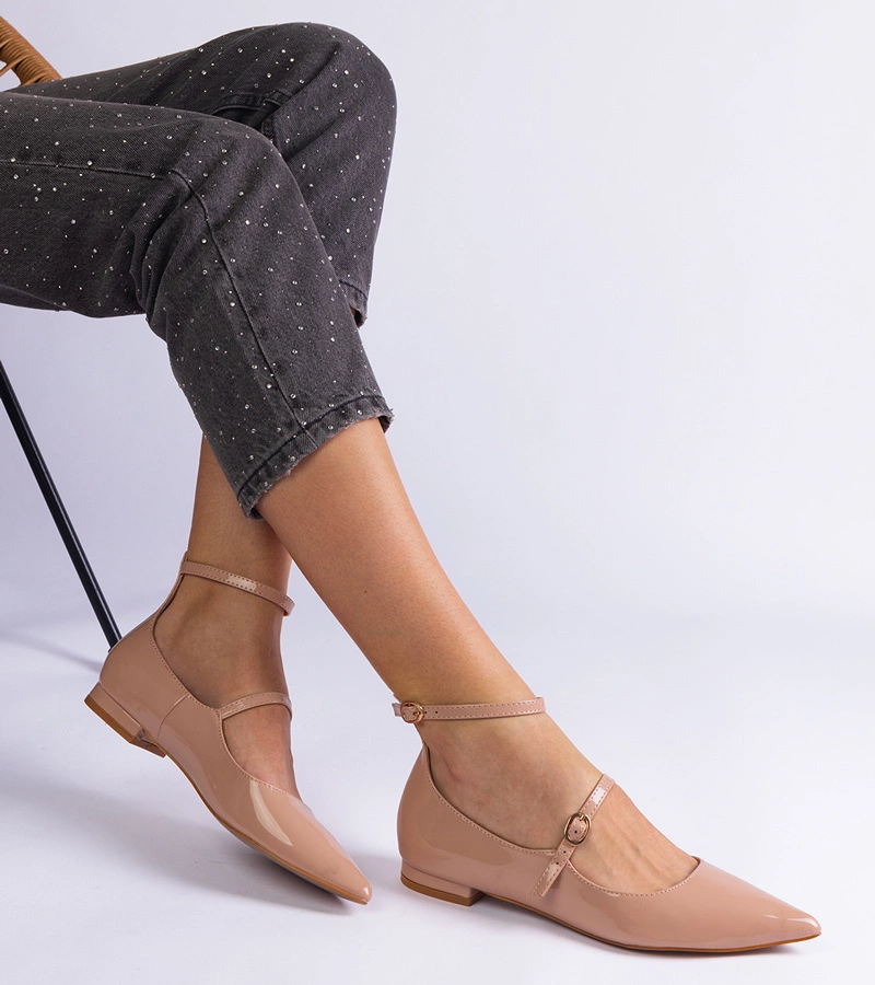 Béžové lakované lodičky na plochom opätku s prackami Ewerida