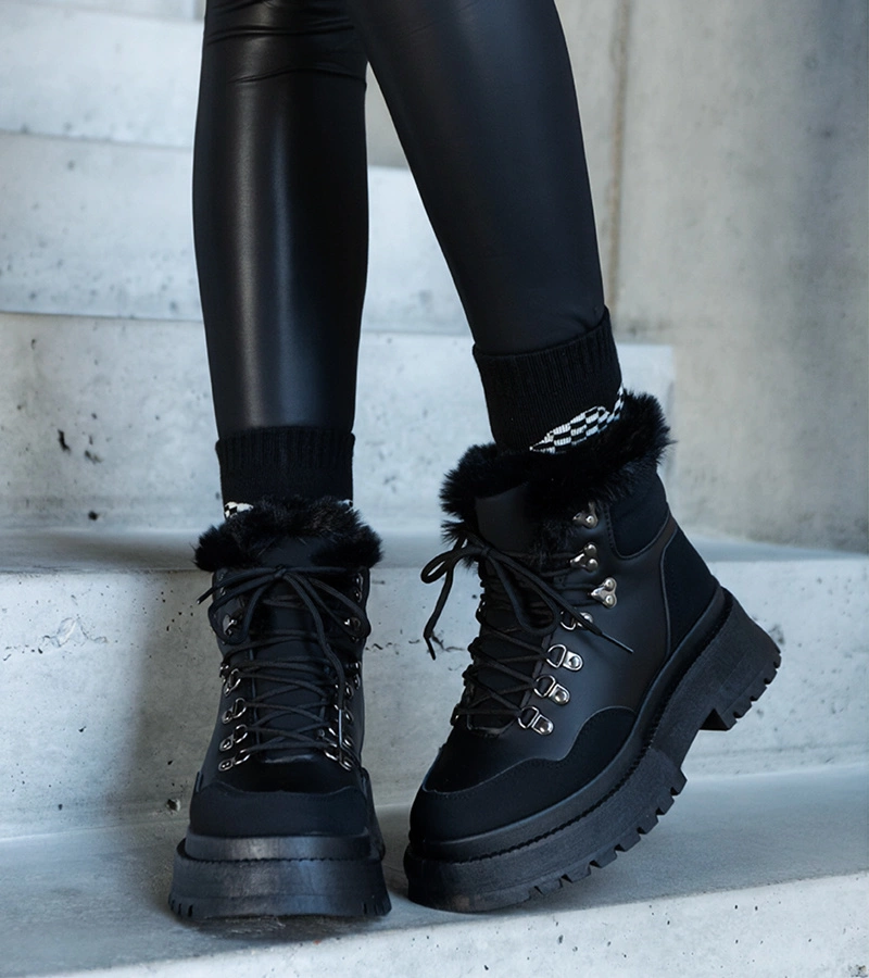 Čierne masívne platformové topánky s kožušinou Estrada.
