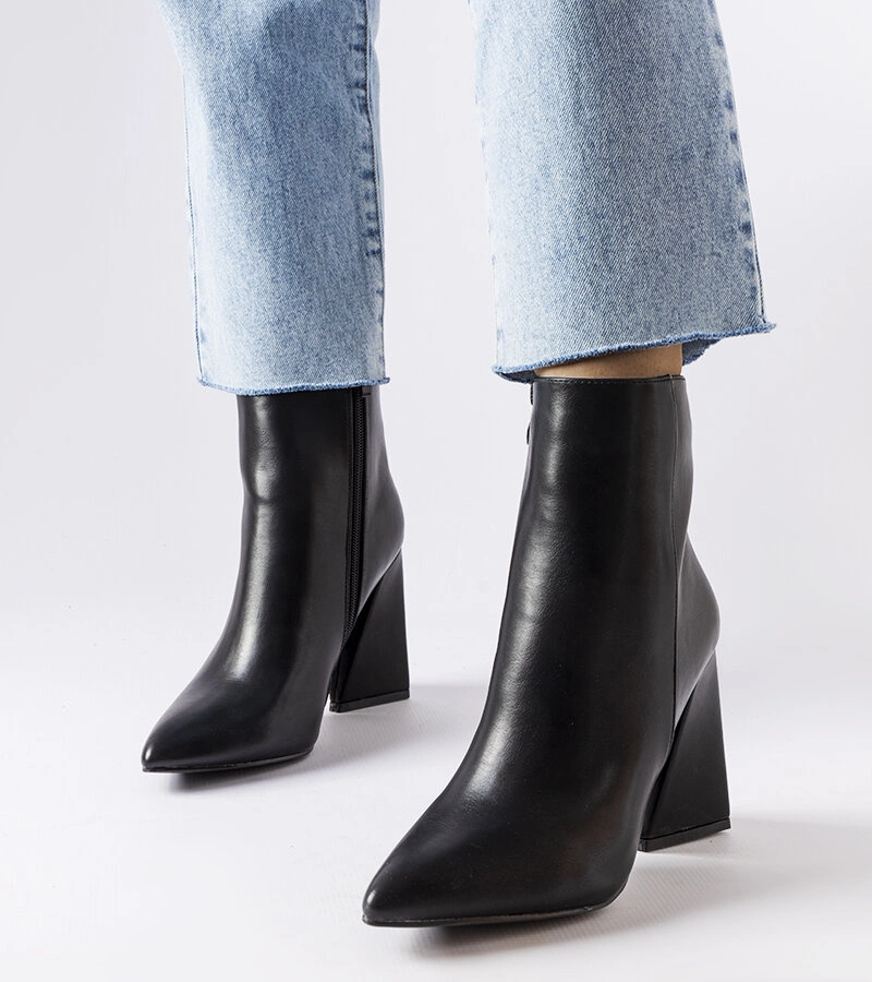 Čierne topánky s asymetrickým stĺpikom Abelina