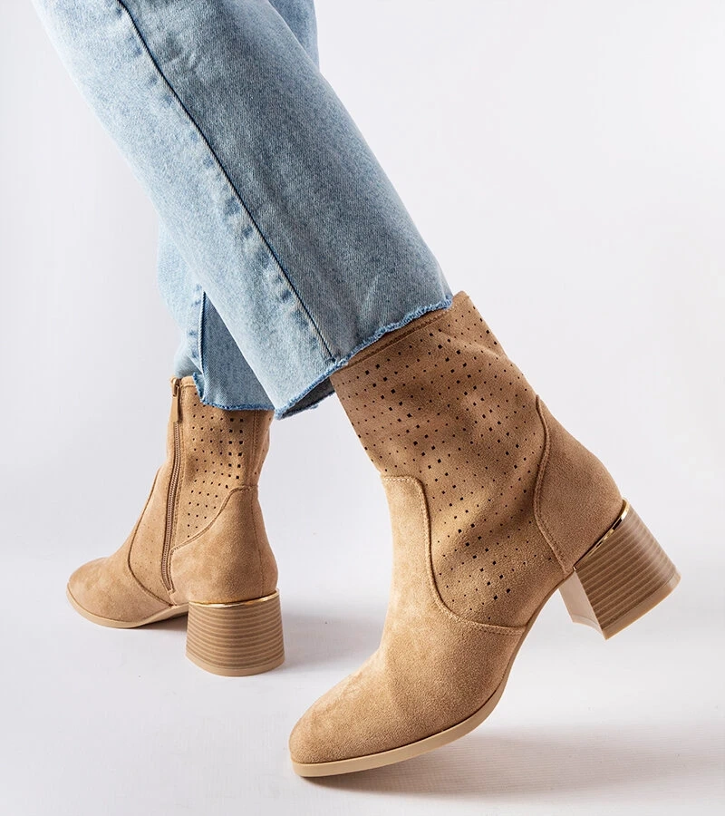 Hnedé členkové čižmy s perforovaným vrchným dielom Cavallo.